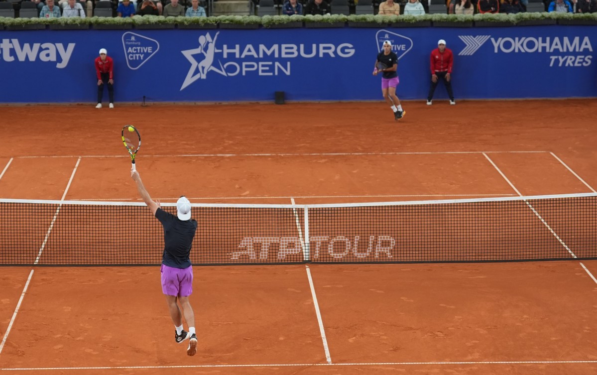 17 July 2024, Hamburg: Tennis: ATP-Tour - Hamburg, Men, Singles, Round of 16, Cerundolo (Argentina) - Marterer (Germany), Tennis Stadium Am Rothenbaum, Francisco Cerundolo (back, Argentina) and Maximilian Marterer (front, Germany) in action. Photo: Marcus Brandt/dpa、クレジット：ＤＰＡ／共同通信イメージズ