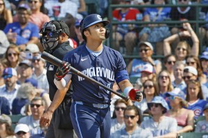 ダイヤモンドバックス戦の９回、空振り三振に倒れたカブス・鈴木＝シカゴ（共同）