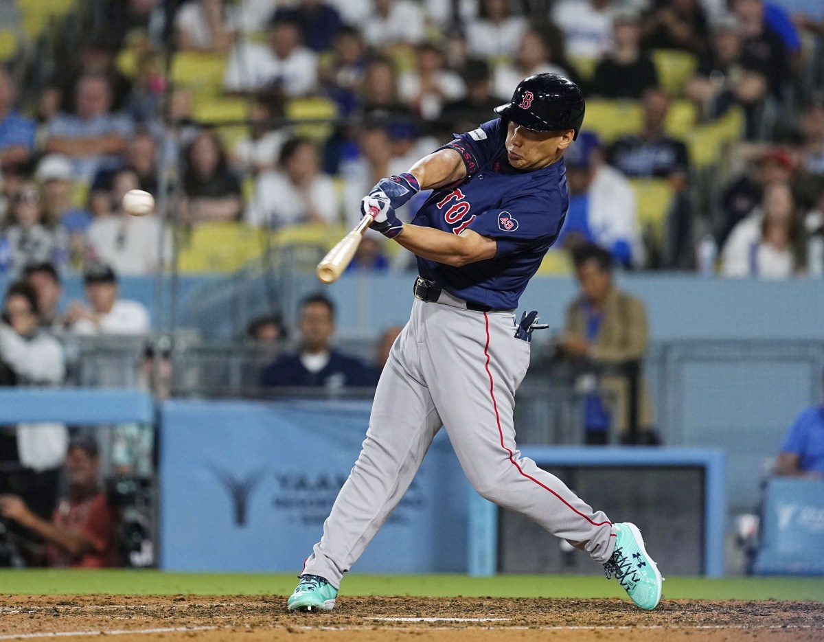 ドジャース戦の９回、中前打を放つレッドソックス・吉田＝ロサンゼルス（共同）