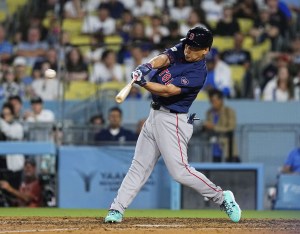 ドジャース戦の９回、中前打を放つレッドソックス・吉田＝ロサンゼルス（共同）