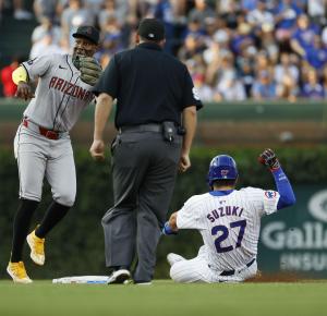 ダイヤモンドバックス戦の３回、二盗を決めるカブス・鈴木（２７）＝シカゴ（共同）