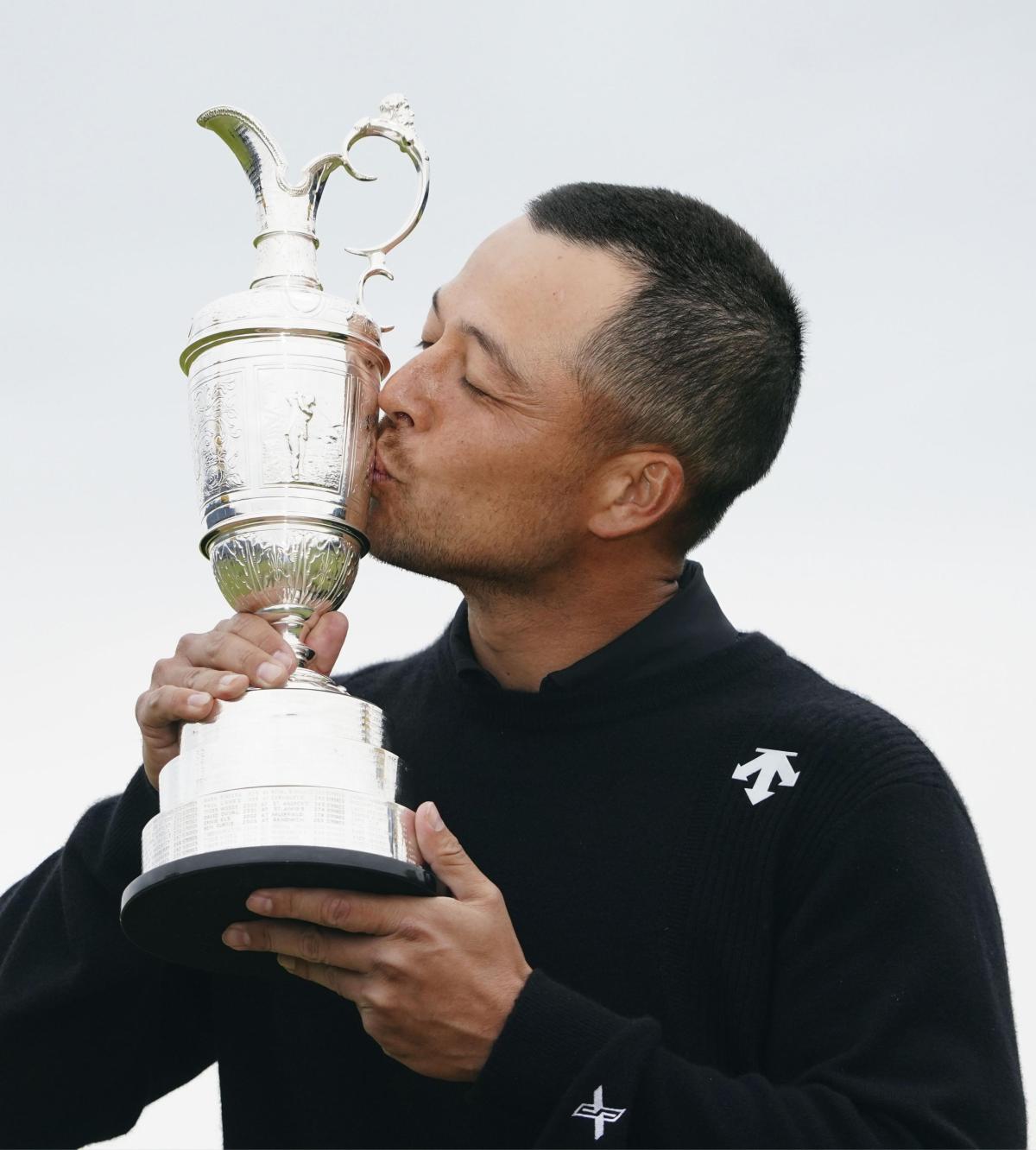 優勝し、トロフィーにキスするザンダー・シャウフェレ＝ロイヤルトルーンＧＣ（ロイター＝共同）