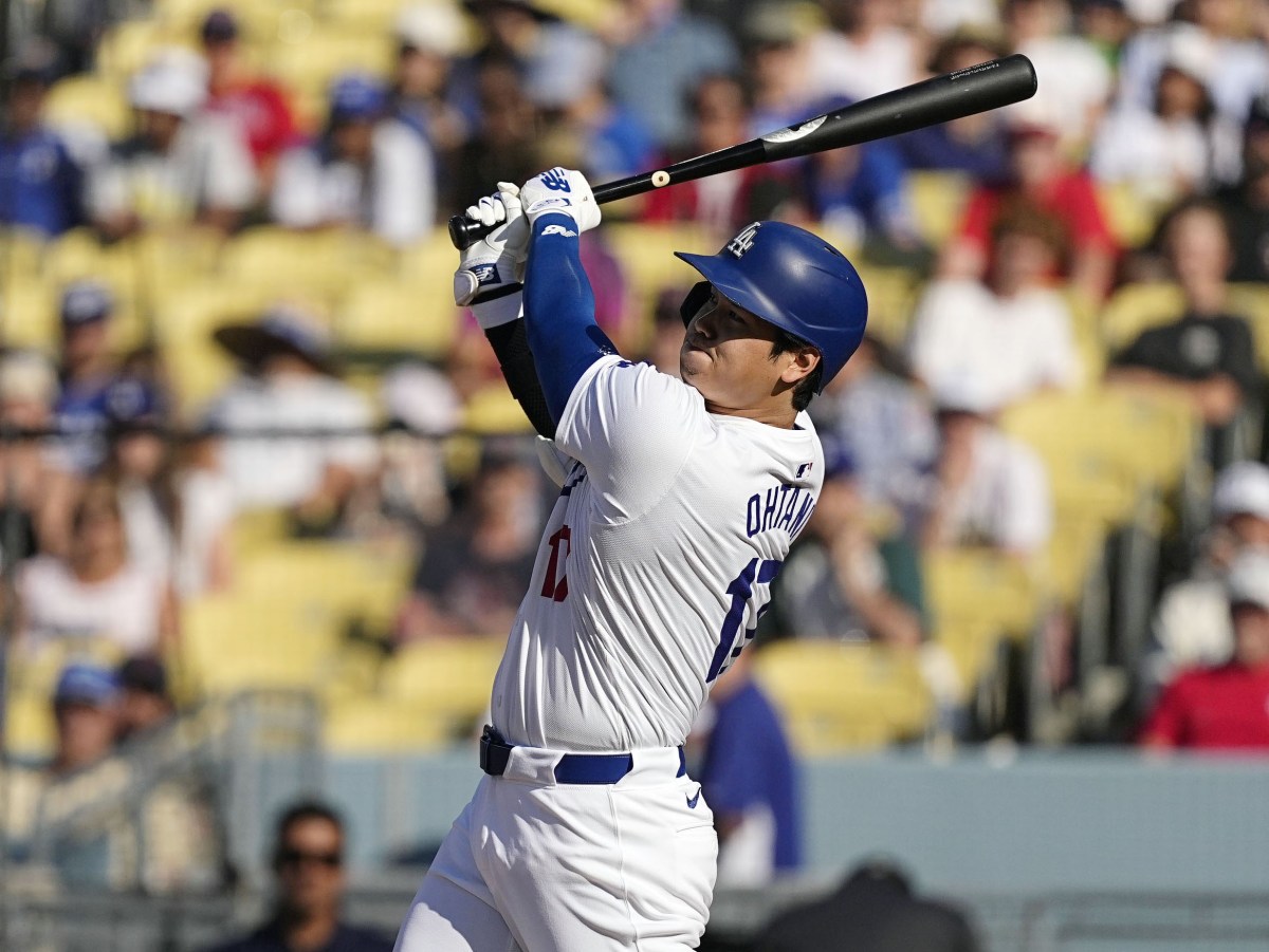 レッドソックス戦の５回、３０号ソロを放つドジャース・大谷。４年連続で３０本塁打に到達した＝ロサンゼルス（共同）