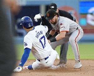 ジャイアンツ戦の１回、二盗失敗のドジャース・大谷＝ロサンゼルス（共同）
