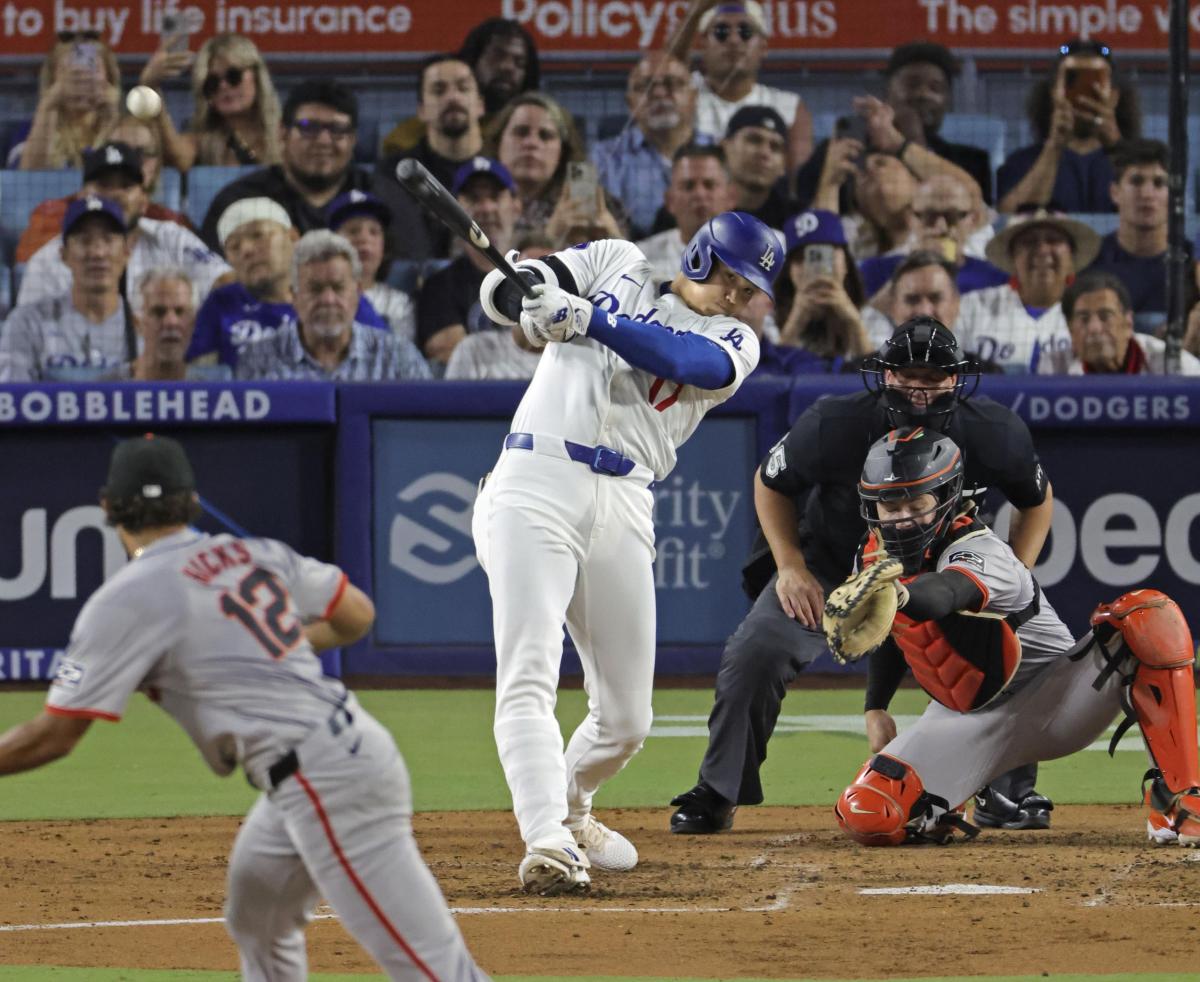 ジャイアンツ戦の４回、２点二塁打を放つドジャース・大谷。投手ヒックス＝ロサンゼルス（共同）