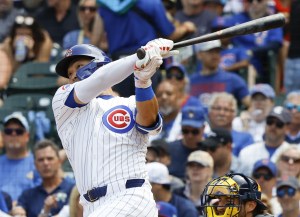 ブルワーズ戦の３回、１４号ソロを放つカブス・鈴木＝シカゴ（共同）