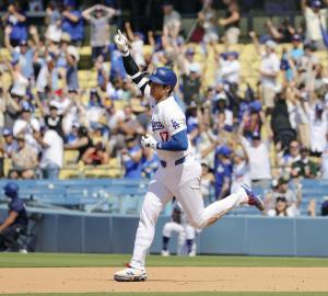 ジャイアンツ戦の８回、３１号ソロを放ち塁を回るドジャース・大谷。日米通算２５０本塁打に到達した＝ロサンゼルス（共同）