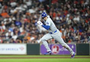 アストロズ戦の８回、二盗するドジャース・大谷＝ヒューストン（共同）
