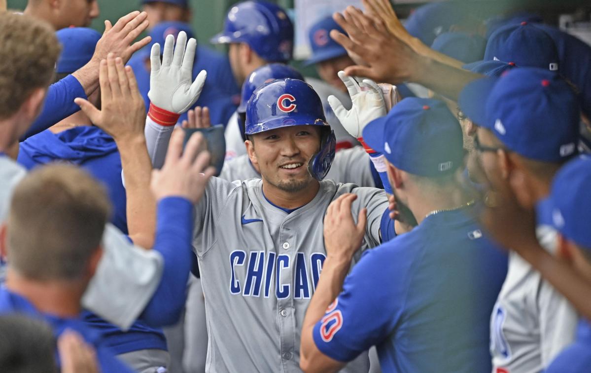 ロイヤルズ戦の１回、１５号２ランを放ちベンチで祝福されるカブス・鈴木＝カンザスシティー（ＵＳＡトゥデー・ロイター＝共同）