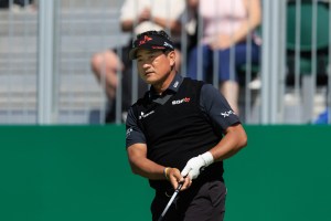 July 28, 2024, Carnoustie, Angus, Scotland: 28th July 2024; Carnoustie Golf Links, Carnoustie, Angus, Scotland, Senior Open Championship, Round 4; K J Choi watches the result of his tee shot on the first hole of the Championship Links, Carnoustie during the final round of The Senior Open presented by Rolex (Credit Image: © David Young/Action Plus Sports via ZUMA Press Wire)、クレジット：©Ｄａｖｉｄ　Ｙｏｕｎｇ／ＡＰＳ　ｖｉａ　ＺＵＭＡ　Ｐｒｅｓｓ　Ｗｉｒｅ／共同通信イメージズ 「ＺＵＭＡ　Ｐｒｅｓｓ」