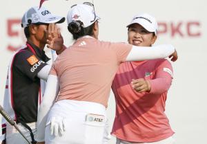 通算１１アンダーでホールアウトした２位の西郷真央（右）＝アールグレイＧＣ（共同）