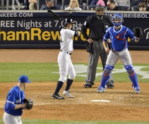 ブルージェイズ戦の７回、２死三塁で敬遠されるヤンキースのイチロー＝ヤンキースタジアム（共同）