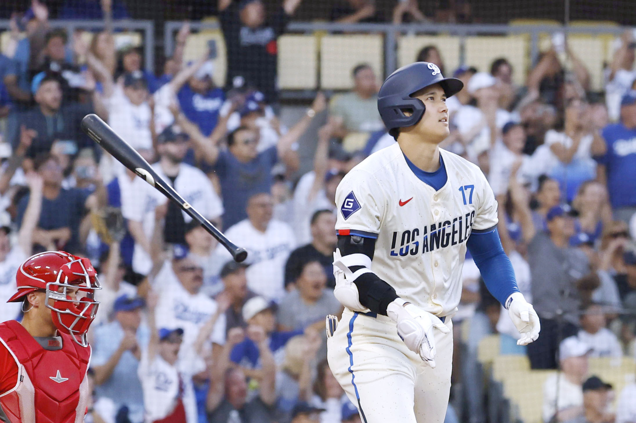 ２３号２ランを放つ大谷 米大リーグ・大谷