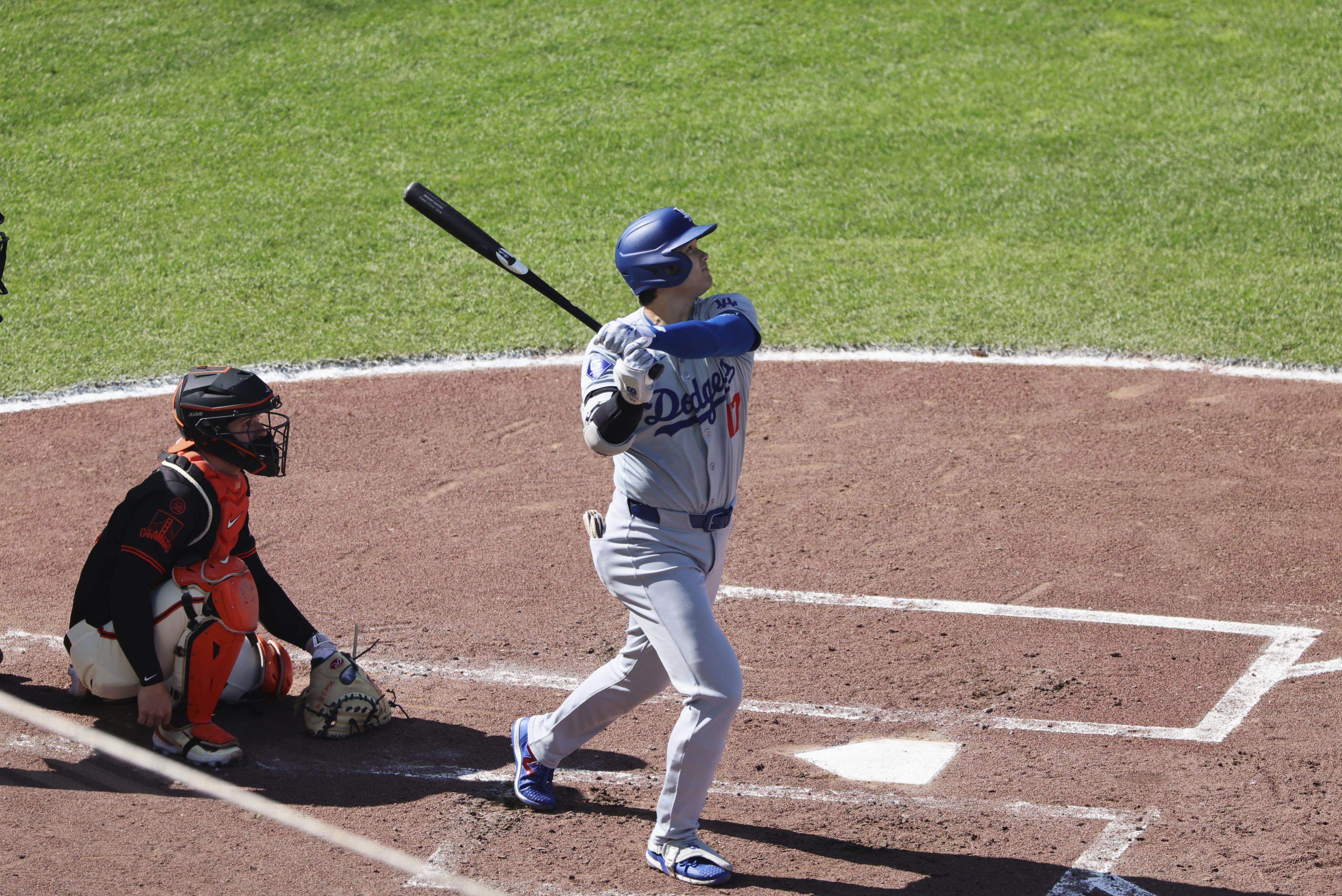 ２６号ソロを放つ大谷 米大リーグ・大谷