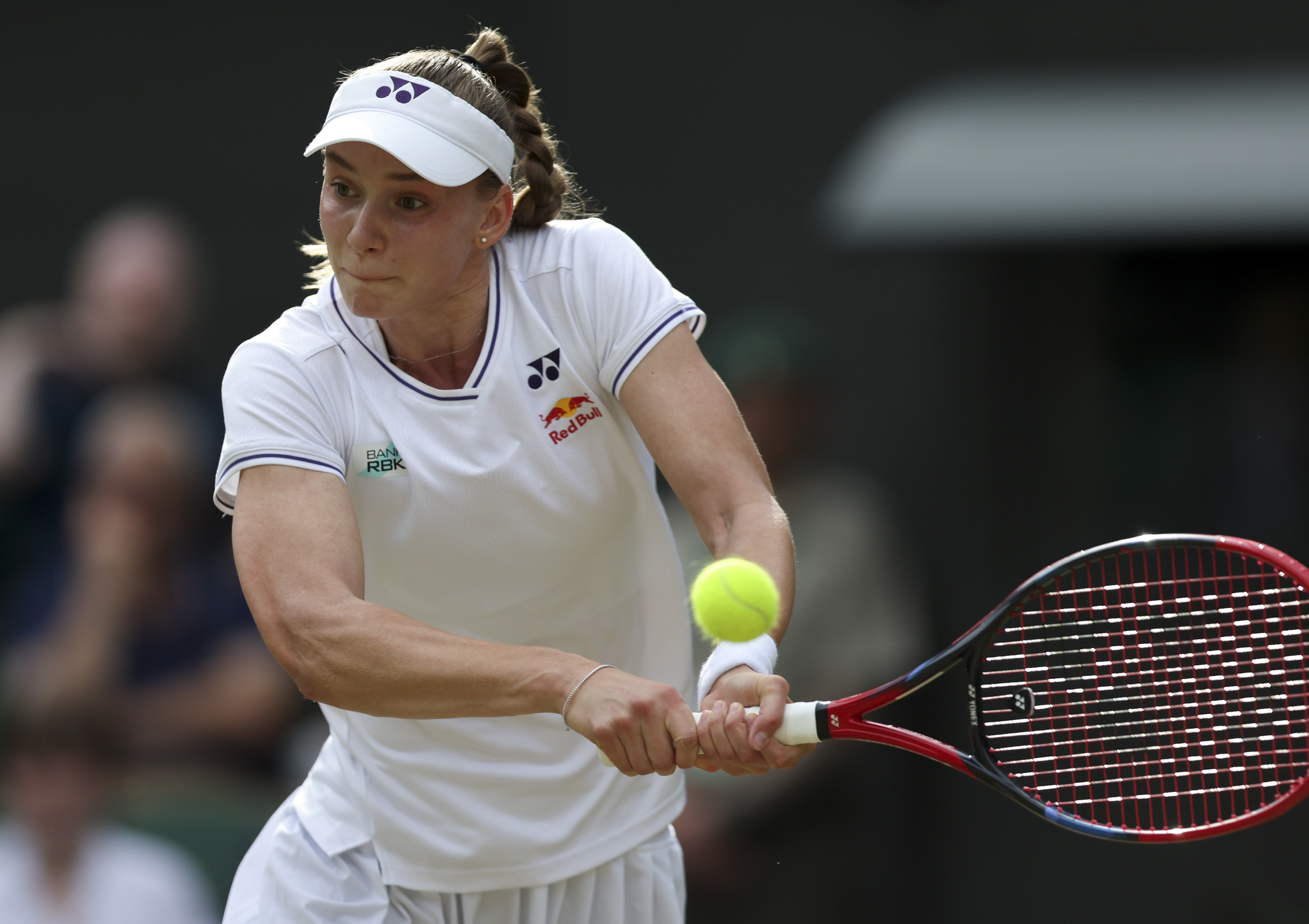 (240712) -- LONDON, July 12, 2024 (Xinhua) -- Elena Rybakina competes during the women‘s singles semifinal match between Elena Rybakina of Kazakhstan and Barbora Krejcikova of Czech Republic at Wimbledon tennis Championship in London, Britain, on July 11, 2024. (Xinhua/Han Yan)＝ 配信日： ２０２４（令和６）年７月１２日、