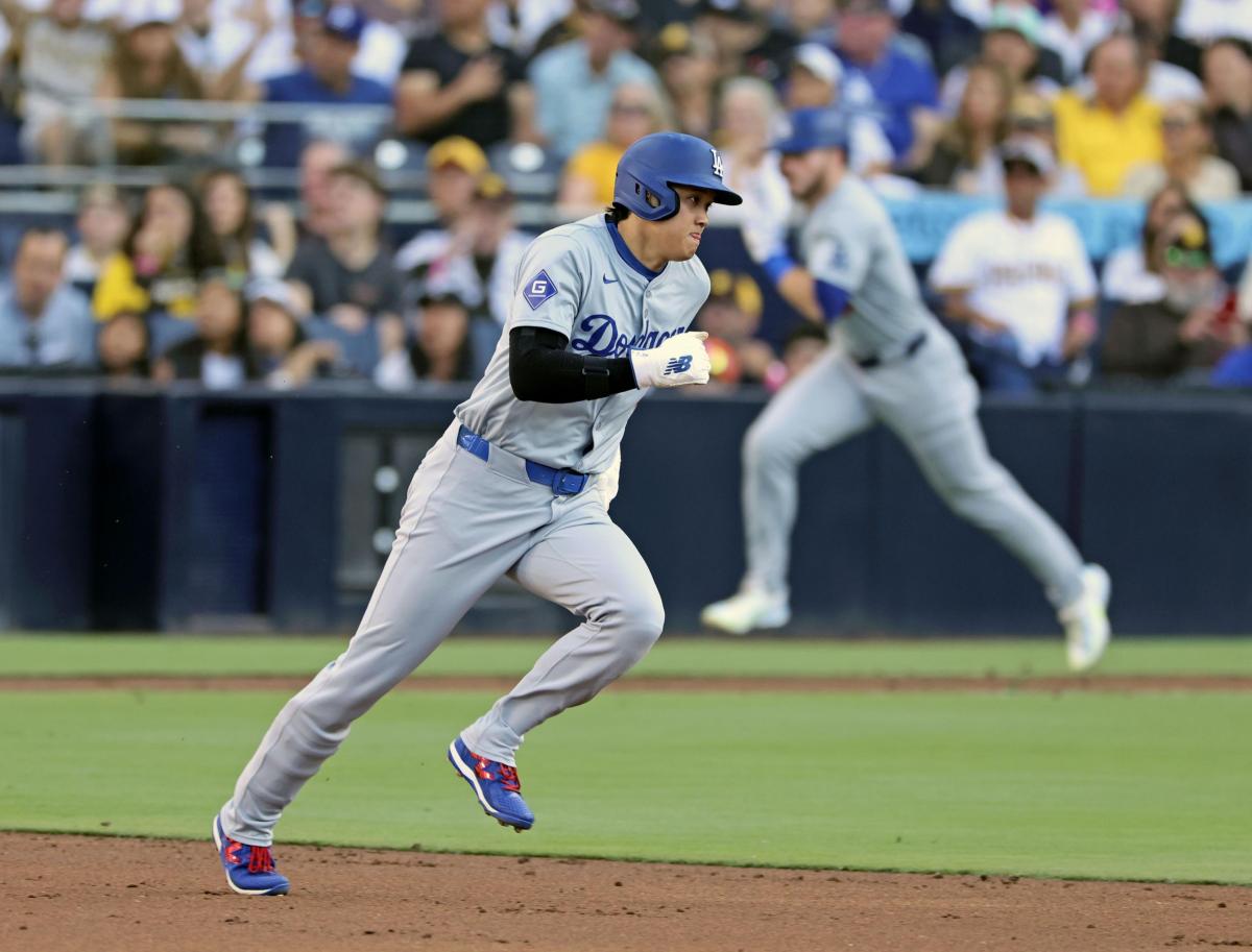 パドレス戦の３回、後続の二塁打で走塁するドジャース・大谷。本塁タッチアウトとなる＝サンディエゴ（共同）