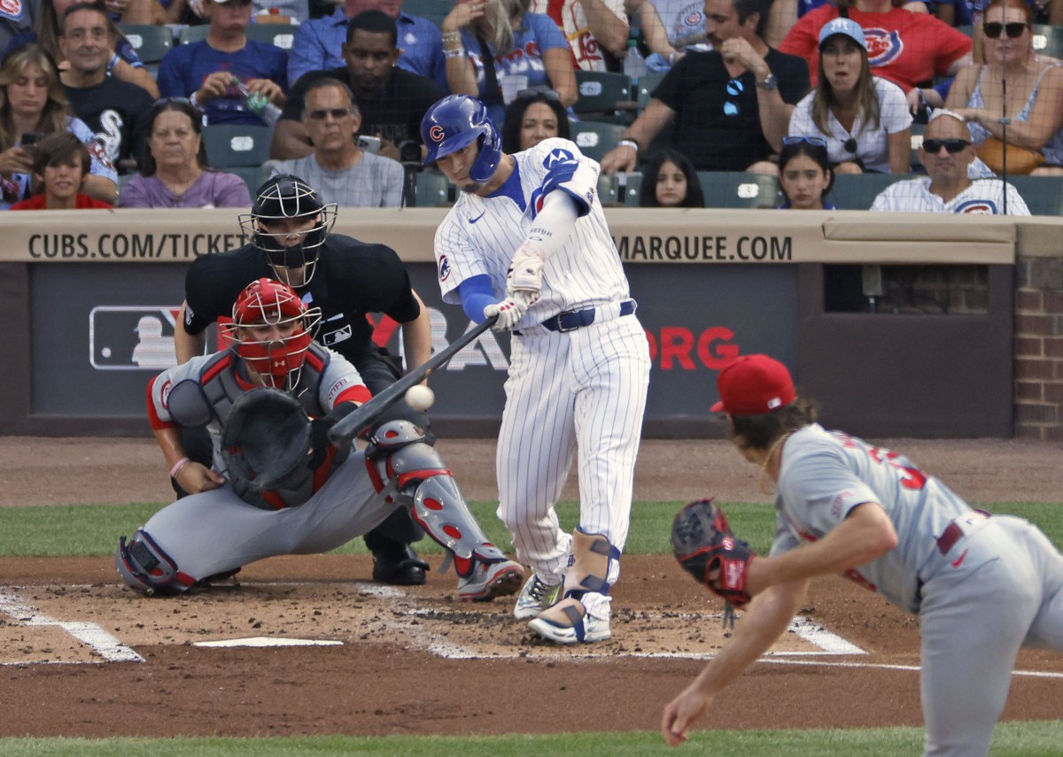 １回、左前打放つ鈴木 米大リーグ・鈴木 　カージナルス戦の１回、左前打を放つカブス・鈴木。投手マイコラス＝シカゴ（共同）