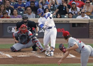 １回、左前打放つ鈴木 米大リーグ・鈴木 　カージナルス戦の１回、左前打を放つカブス・鈴木。投手マイコラス＝シカゴ（共同）