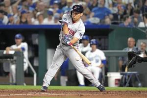 ロイヤルズ戦の７回、二塁打を放つレッドソックス・吉田＝カンザスシティー（ゲッティ＝共同）