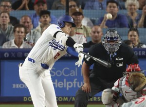 フィリーズ戦の７回、２死一、二塁で右飛に倒れるドジャース・大谷＝ロサンゼルス（共同）