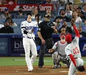 フィリーズ戦の９回、三邪飛に倒れるドジャース・大谷。この試合５打数無安打に終わった＝ロサンゼルス（共同）