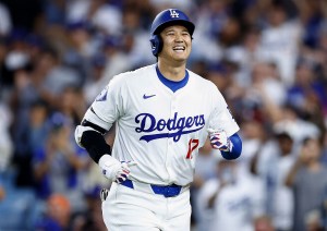 パイレーツ戦の３回、３５号２ランを放ったドジャース・大谷＝ロサンゼルス（ゲッティ＝共同）