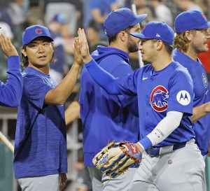 ホワイトソックスに勝ち、今永（左）とタッチを交わすカブス・鈴木＝シカゴ（共同）