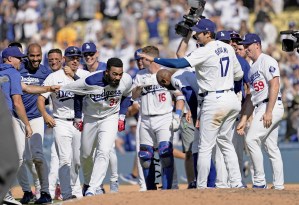 サヨナラ勝ち喜ぶ大谷 米大リーグ・大谷 　パイレーツ戦でサヨナラ安打を放ったＴ・ヘルナンデス（左）と喜ぶドジャース・大谷（１７）＝ロサンゼルス（共同）