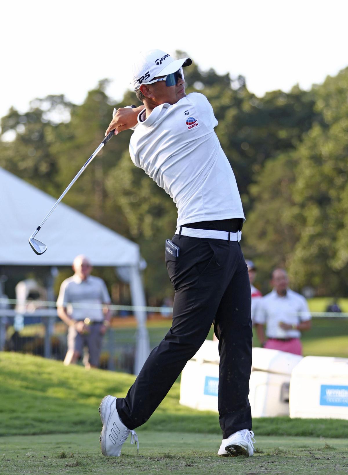 最終ラウンド、１６番でショットを放つ久常涼。通算１５アンダーで３位＝セッジフィールドＣＣ（ゲッティ＝共同）