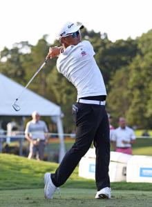 最終ラウンド、１６番でショットを放つ久常涼。通算１５アンダーで３位＝セッジフィールドＣＣ（ゲッティ＝共同）