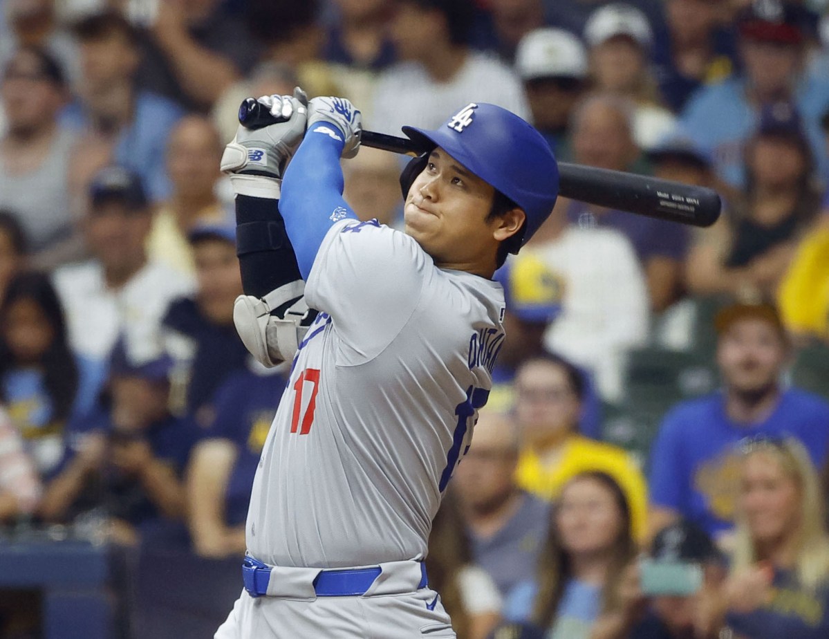 ブルワーズ戦の５回、３６号２ランを放つドジャース・大谷＝ミルウォーキー（共同）