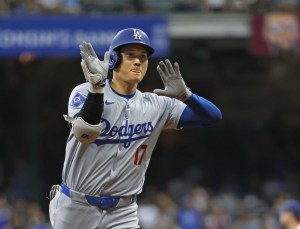 ブルワーズ戦の３回、２試合連続本塁打となる３７号ソロを放ち塁を回るドジャース・大谷＝ミルウォーキー（共同）