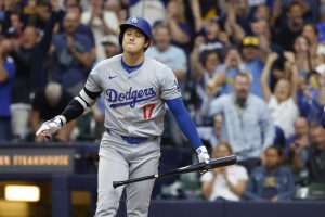 ブルワーズ戦の９回、空振り三振に倒れたドジャース・大谷。最後の打者となった＝ミルウォーキー（共同）