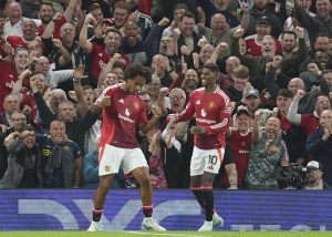 August 17, 2024, Liverpool, Merseyside, United Kingdom: 17th August 2024; Goodison Park, Liverpool, England; Premier League Football, Everton versus Brighton and Hove Albion; Kaoru Mitoma of Brighton and Hove Albion beats James Tarkowski of Everton (Credit Image: © David Blunsden/Action Plus Sports via ZUMA Press Wire)、クレジット：©Ｄａｖｉｄ　Ｂｌｕｎｓｄｅｎ／ＡＰＳ　ｖｉａ　ＺＵＭＡ　Ｐｒｅｓｓ　Ｗｉｒｅ／共同通信イメージズ