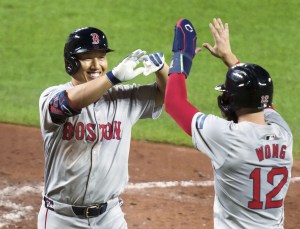 オリオールズ戦の４回、８号３ランを放ち、迎えられるレッドソックス・吉田＝ボルティモア（ゲッティ＝共同）