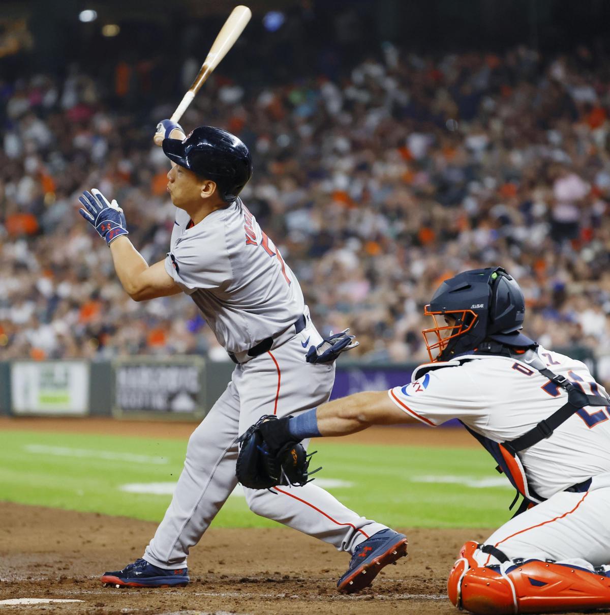 アストロズ戦の３回、空振り三振に倒れるレッドソックス・吉田＝ヒューストン（共同）