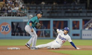 マリナーズ戦の５回、二盗を決めるドジャース・大谷。今季３９盗塁となった＝ロサンゼルス（共同）