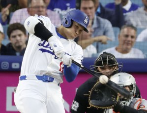 オリオールズ戦の１回、右前打を放つドジャース・大谷＝ロサンゼルス（共同）