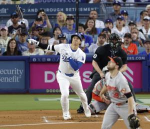 オリオールズ戦の１回、４２号ソロを放つドジャース・大谷。投手バーンズ＝ロサンゼルス（共同）
