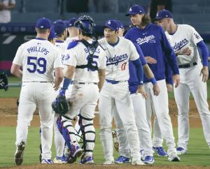 オリオールズに勝利し、チームメートを迎えるドジャース・大谷（１７）＝ロサンゼルス（共同）