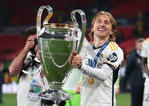  June 1, 2024, London: London, England, 1st June 2024. Luka Modric of Real Madrid celebrates with the trophy during the UEFA Champions League final match at Wembley Stadium, London. (Credit Image: c David Klein/CSM via ZUMA Press Wire)クレジット：cＤａｖｉｄ　Ｋｌｅｉｎ／ＣＳＭ　ｖｉａ　ＺＵＭＡ　Ｐｒｅｓｓ　Ｗｉｒｅ／共同通信イメージズ