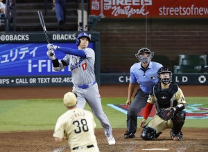 ダイヤモンドバックス戦の８回、４３号ソロを放つドジャース・大谷。「４３本塁打、４３盗塁」に到達した＝フェニックス（共同）