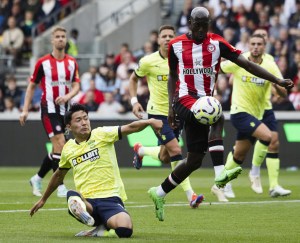 ブレントフォード戦の前半、攻め込むサウサンプトンの菅原（左）＝ブレントフォード（共同）
