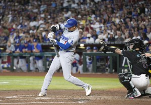 ３回、空振り三振の大谷 米大リーグ・大谷 　ダイヤモンドバックス戦の３回、空振り三振に倒れるドジャース・大谷＝フェニックス（共同）