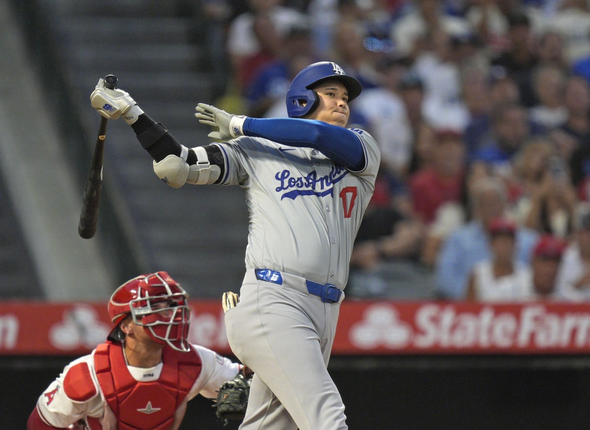 エンゼルス戦の３回、適時三塁打を放つドジャース・大谷。捕手オハピー＝アナハイム（共同）