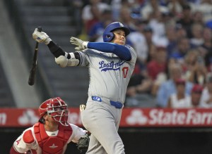 エンゼルス戦の３回、適時三塁打を放つドジャース・大谷。捕手オハピー＝アナハイム（共同）