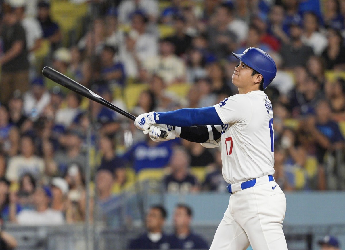 ガーディアンズ戦の６回、４５号ソロを放ち打球を見つめるドジャース・大谷＝ロサンゼルス（共同）