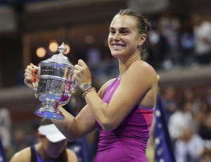 女子シングルスで優勝し、トロフィーを持つアリーナ・サバレンカ＝ニューヨーク（ロイター＝共同）