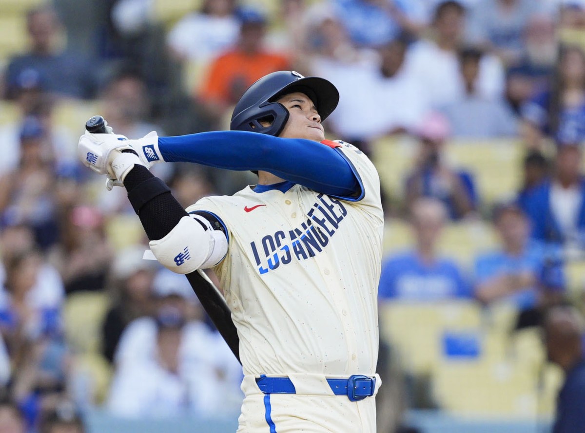ガーディアンズ戦の１回、大ファウルを放つドジャース・大谷＝ロサンゼルス（共同）