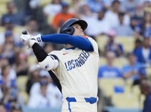 ガーディアンズ戦の１回、大ファウルを放つドジャース・大谷＝ロサンゼルス（共同）